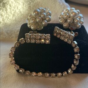 Elegant Pearl and Rhinestone Vintage jewelry set in silver tone 50s -  60s
